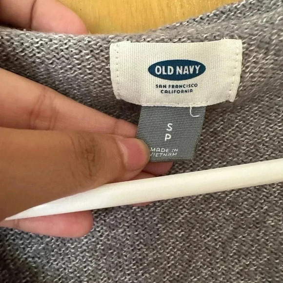 Old Navy gray/grey knit v neck long sleeve - Picture 2 of 4